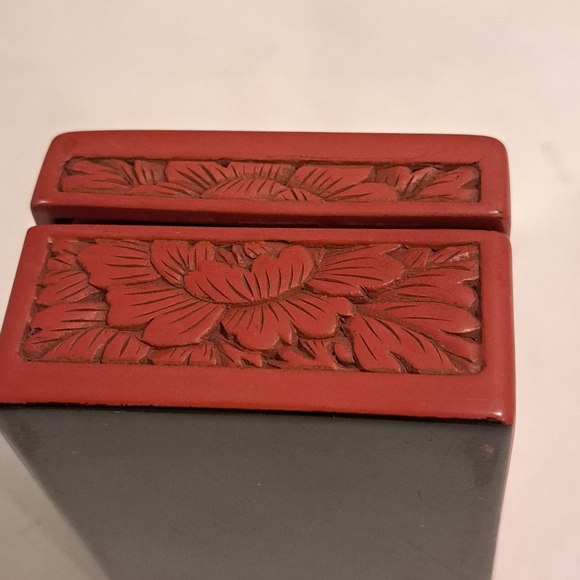 Antique Japanese red cinnabar and black lacquer lidded box with nature design. - Picture 9 of 11